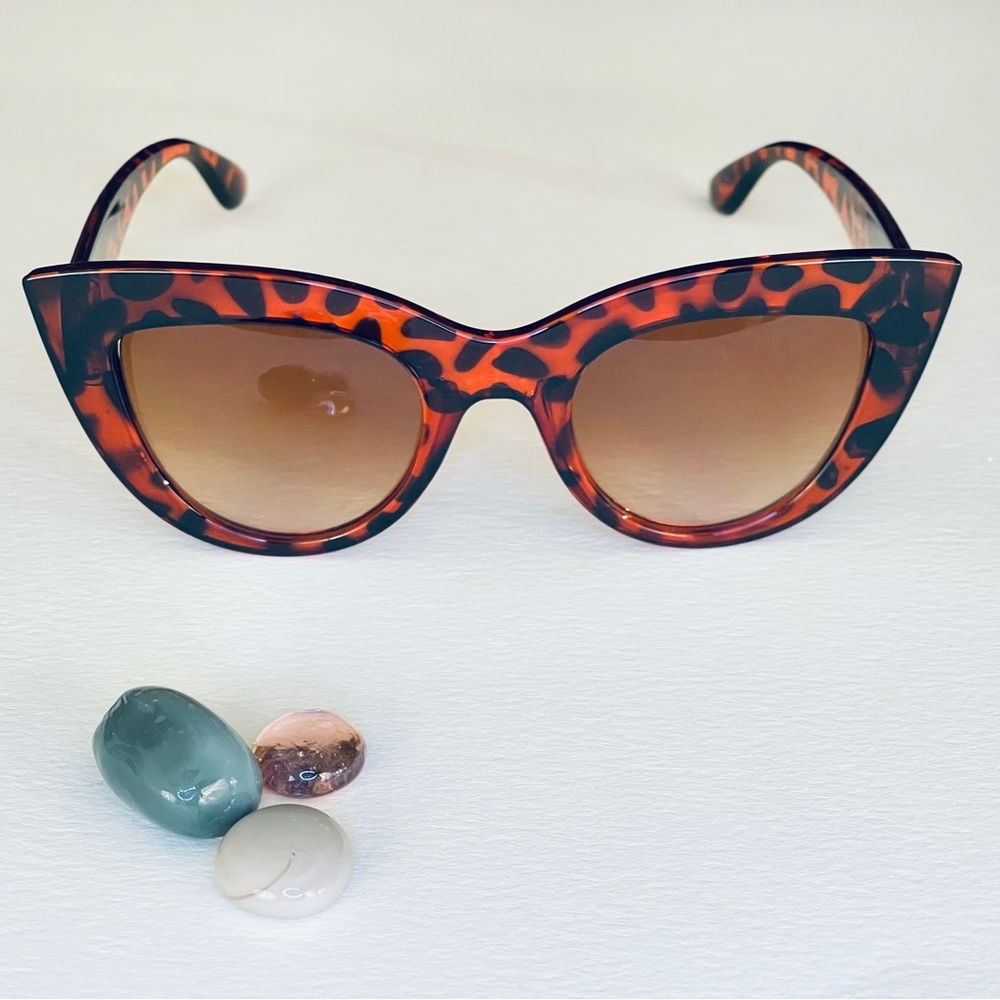 Spotted Thick Cateye Sunglasses